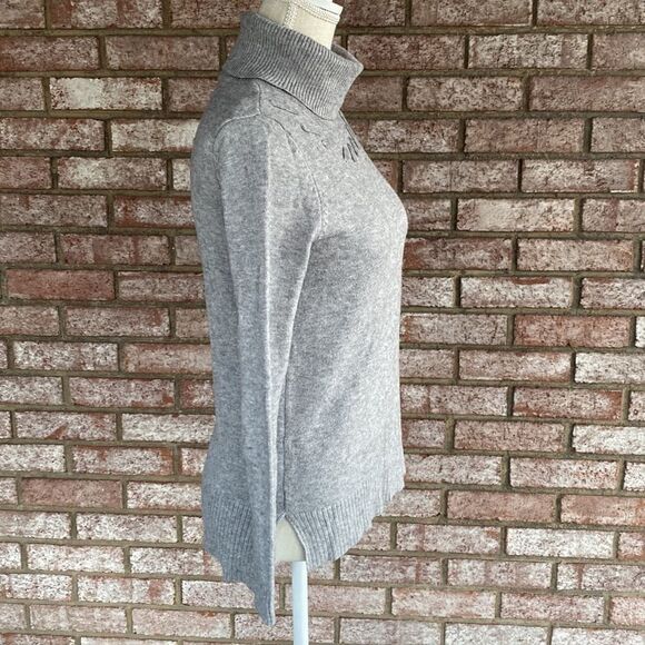 Cable & Gauge Gray Turtleneck Sweater With Lacing Detail At Neckline - Size XS - Picture 7 of 9